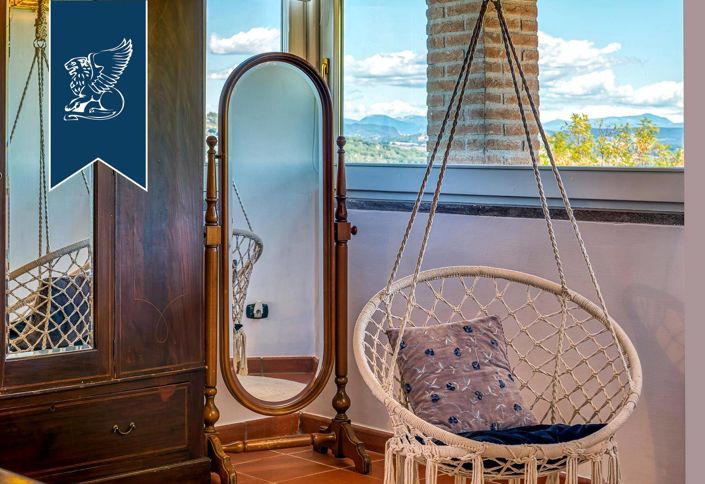 Image No.57-18 Bed Farmhouse for sale