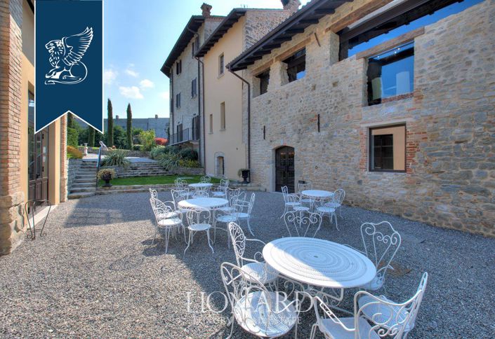 Image No.11-7 Bed Property for sale