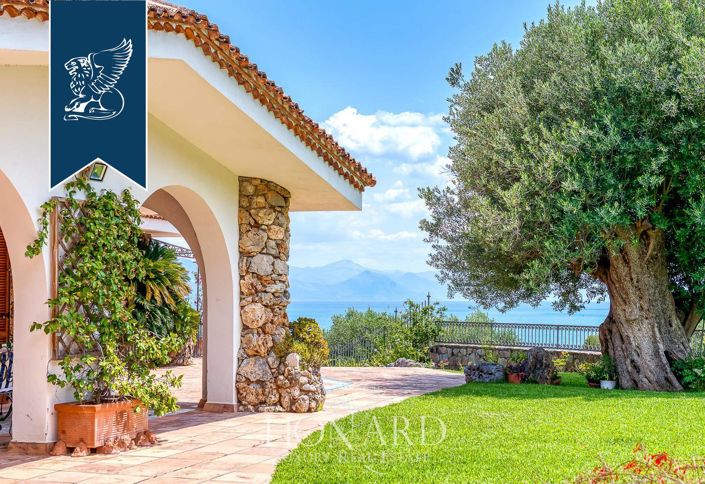 Image No.10-8 Bed Villa for sale