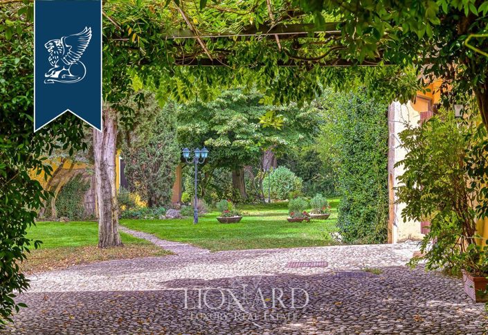 Image No.11-18 Bed Villa for sale