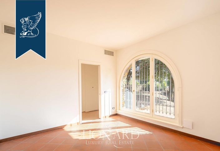 Image No.13-8 Bed Villa for sale