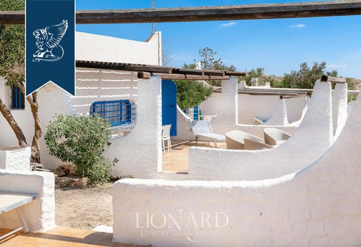 Image No.10-54 Bed Villa for sale