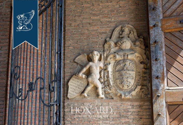 Image No.21-55 Bed Property for sale