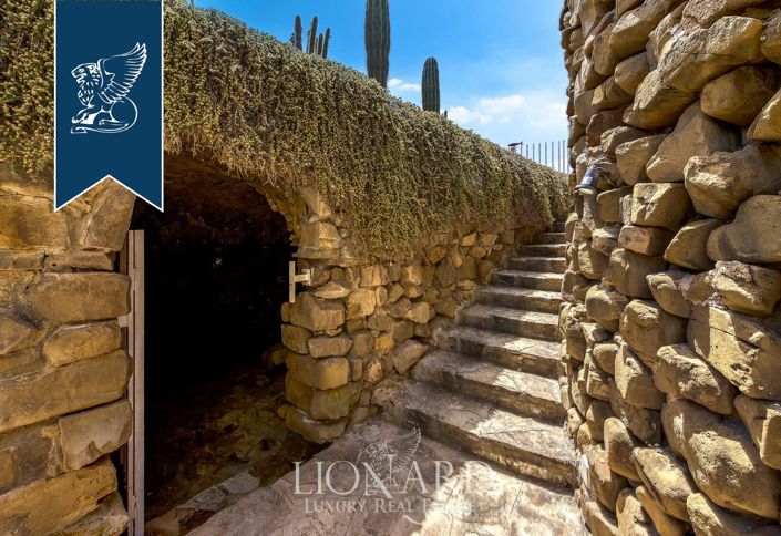 Image No.19-9 Bed Villa for sale