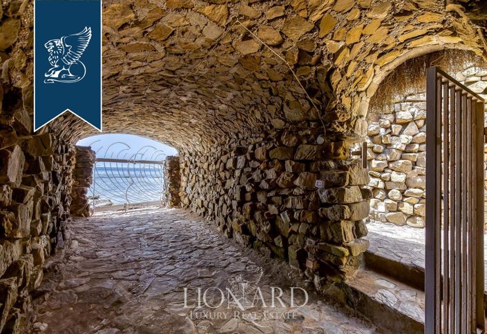 Image No.20-9 Bed Villa for sale