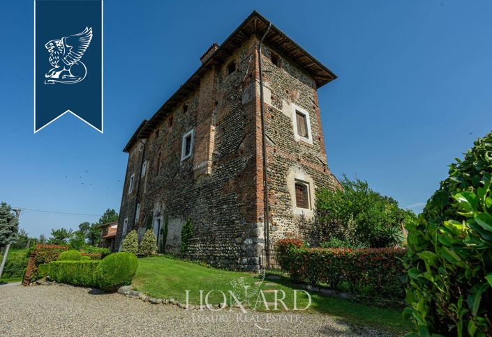 Image No.52-6 Bed Property for sale