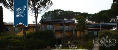 10 Bed Farmhouse for sale