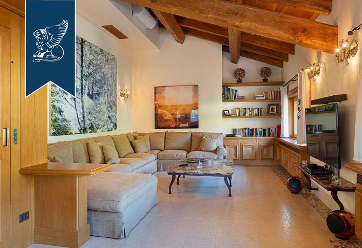 Image No.32-10 Bed Property for sale