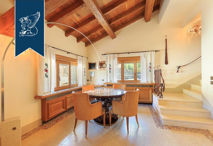 Image No.33-10 Bed Property for sale