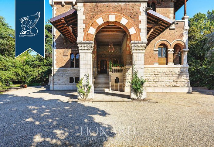 Image No.11-20 Bed Villa for sale