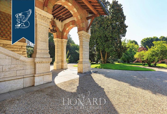 Image No.12-20 Bed Villa for sale