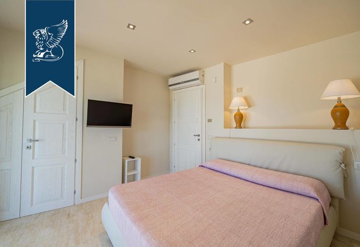 Image No.42-5 Bed Villa for sale