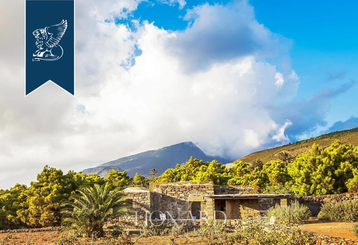 Image No.4-14 Bed Farmhouse for sale