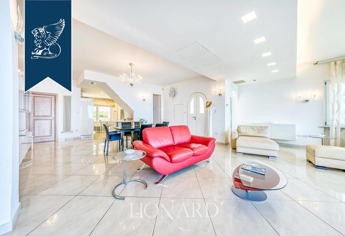 Image No.10-5 Bed Villa for sale