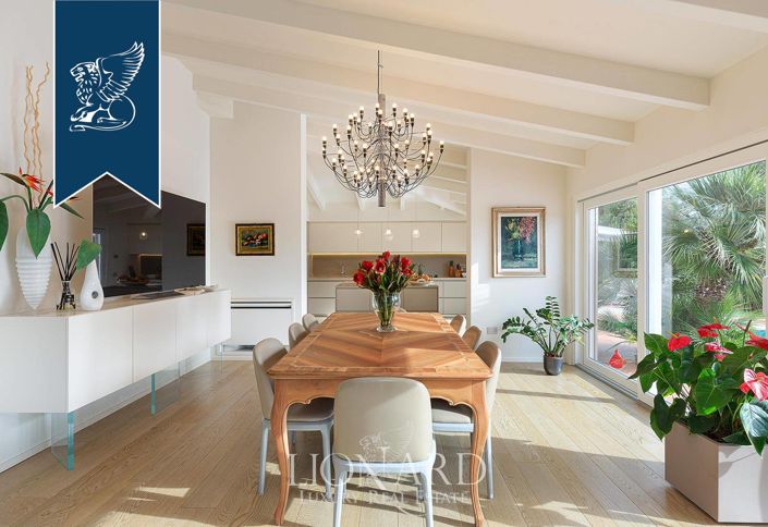 Image No.10-8 Bed Villa for sale