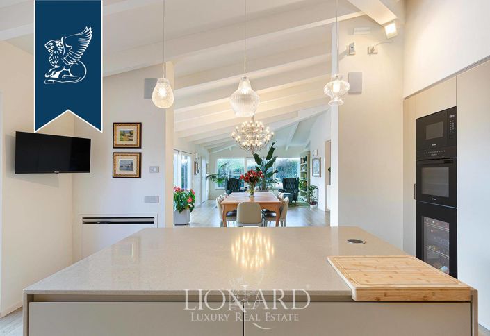 Image No.12-8 Bed Villa for sale