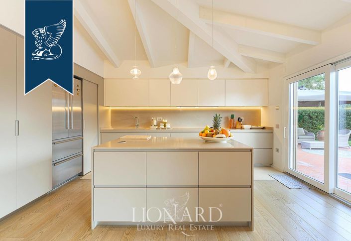 Image No.14-8 Bed Villa for sale