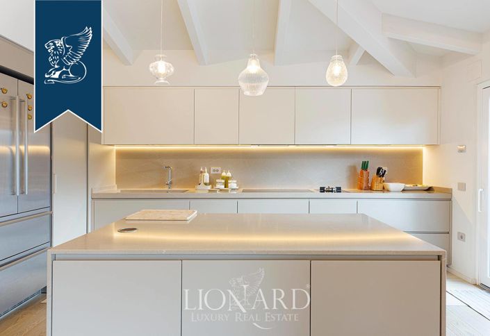 Image No.15-8 Bed Villa for sale