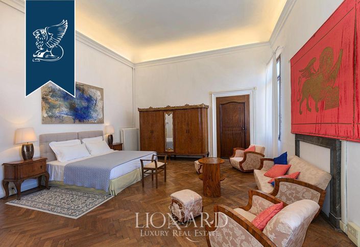 Image No.22-6 Bed Property for sale