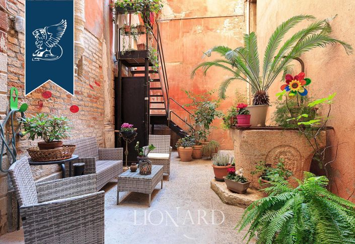 Image No.27-6 Bed Property for sale