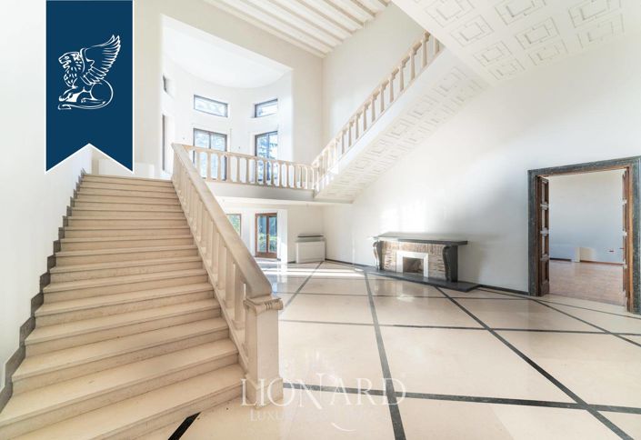 Image No.10-30 Bed Villa for sale