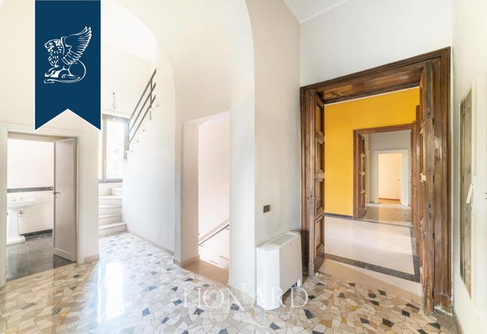 Image No.19-30 Bed Villa for sale