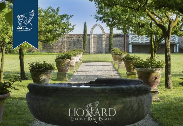 Image No.10-22 Bed Villa for sale