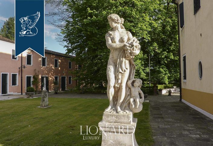 Image No.8-22 Bed Villa for sale