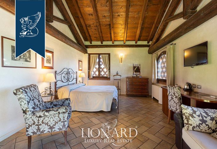 Image No.19-37 Bed Farmhouse for sale