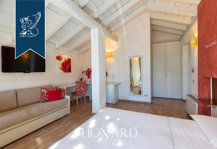 Image No.25-37 Bed Farmhouse for sale