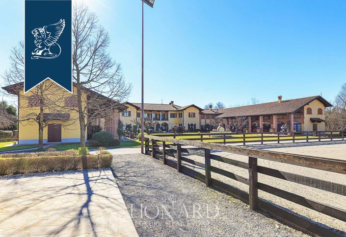 Image No.7-37 Bed Farmhouse for sale