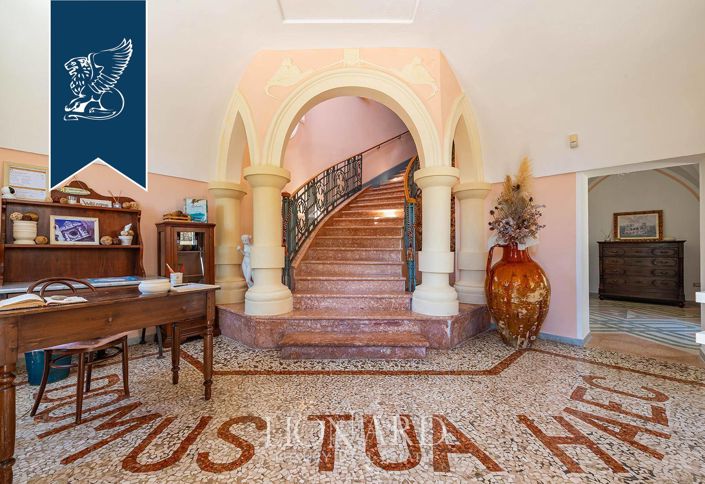 Image No.13-17 Bed Villa for sale