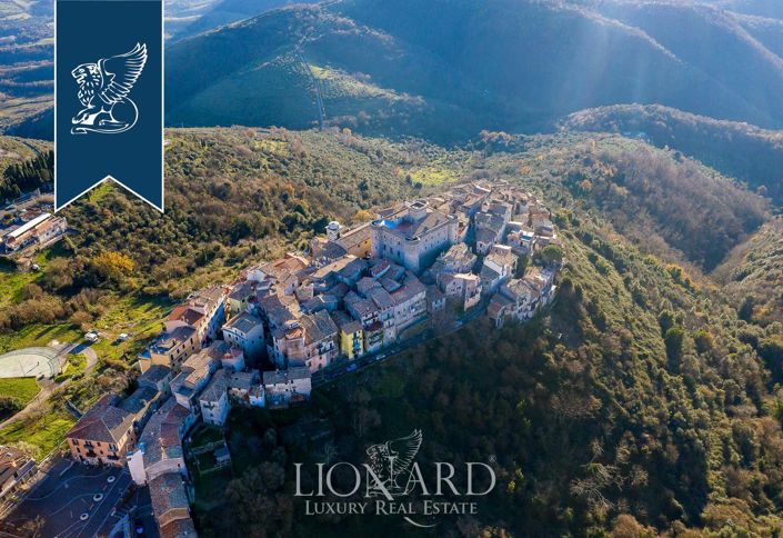 Image No.10-7 Bed Property for sale