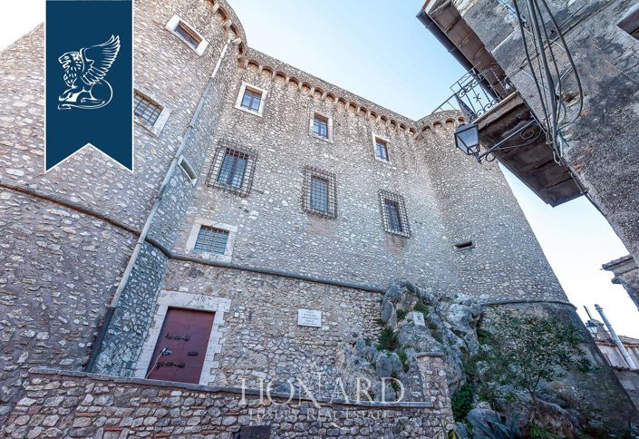 Image No.20-7 Bed Property for sale