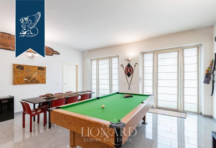 Image No.18-10 Bed Villa for sale