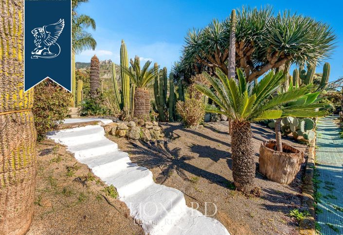 Image No.13-20 Bed Villa for sale