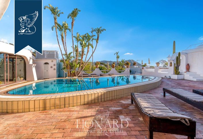 Image No.9-20 Bed Villa for sale