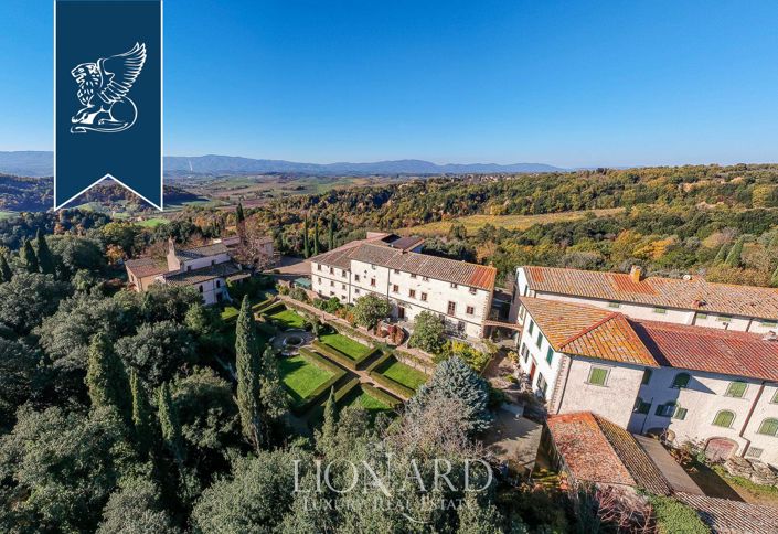 Image No.2-50 Bed Farmhouse for sale