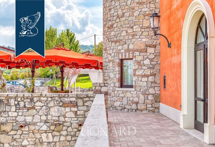 Image No.10-25 Bed Property for sale