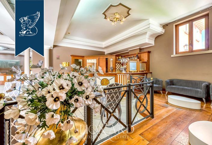 Image No.17-25 Bed Property for sale