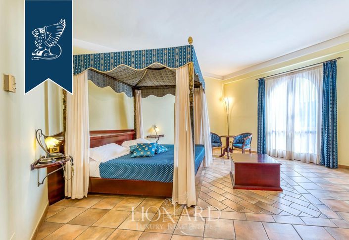 Image No.18-25 Bed Property for sale