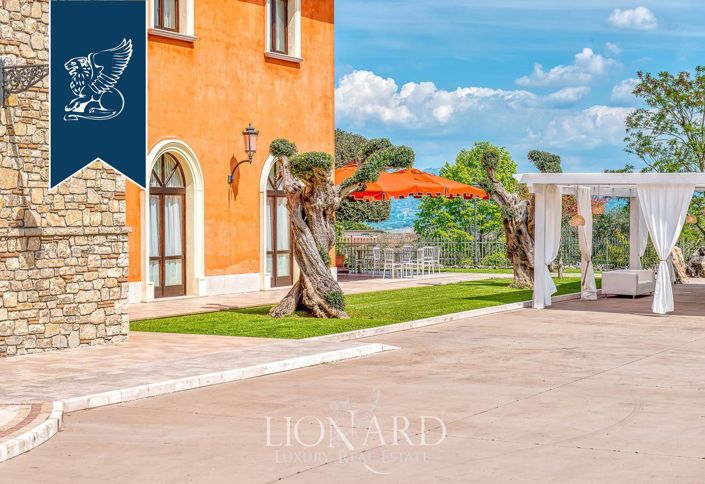 Image No.8-25 Bed Property for sale