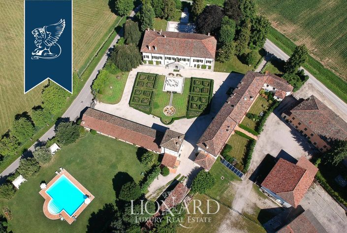 Image No.6-17 Bed Villa for sale