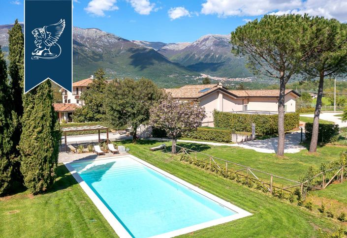 Image No.7-8 Bed Farmhouse for sale