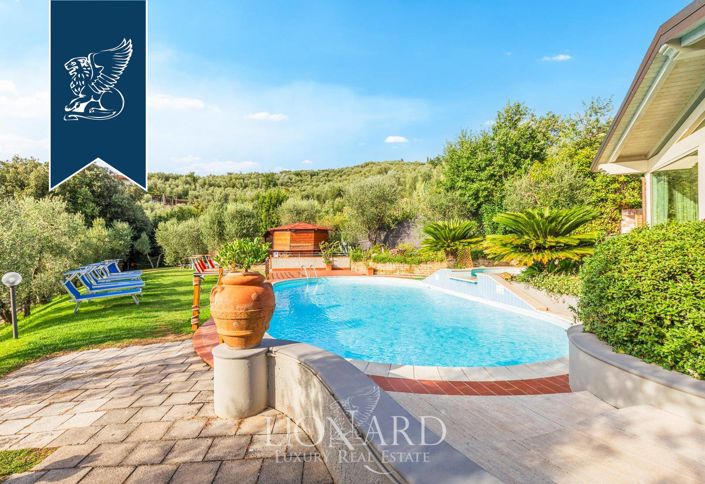 Image No.6-10 Bed Farmhouse for sale