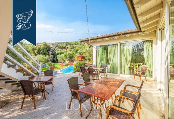 Image No.7-10 Bed Farmhouse for sale