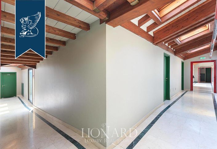 Image No.10-40 Bed Property for sale