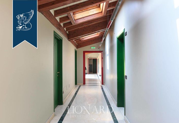 Image No.11-40 Bed Property for sale