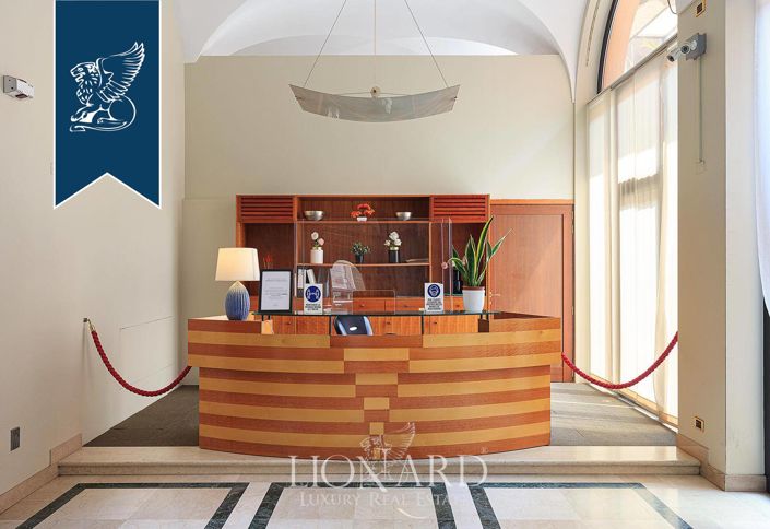 Image No.8-40 Bed Property for sale