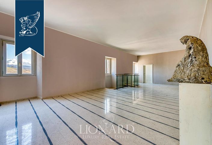 Image No.10-10 Bed Property for sale